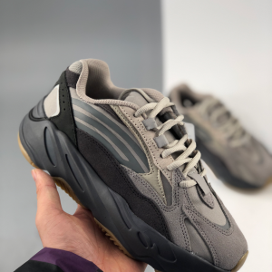 Adidas Yeezy 700